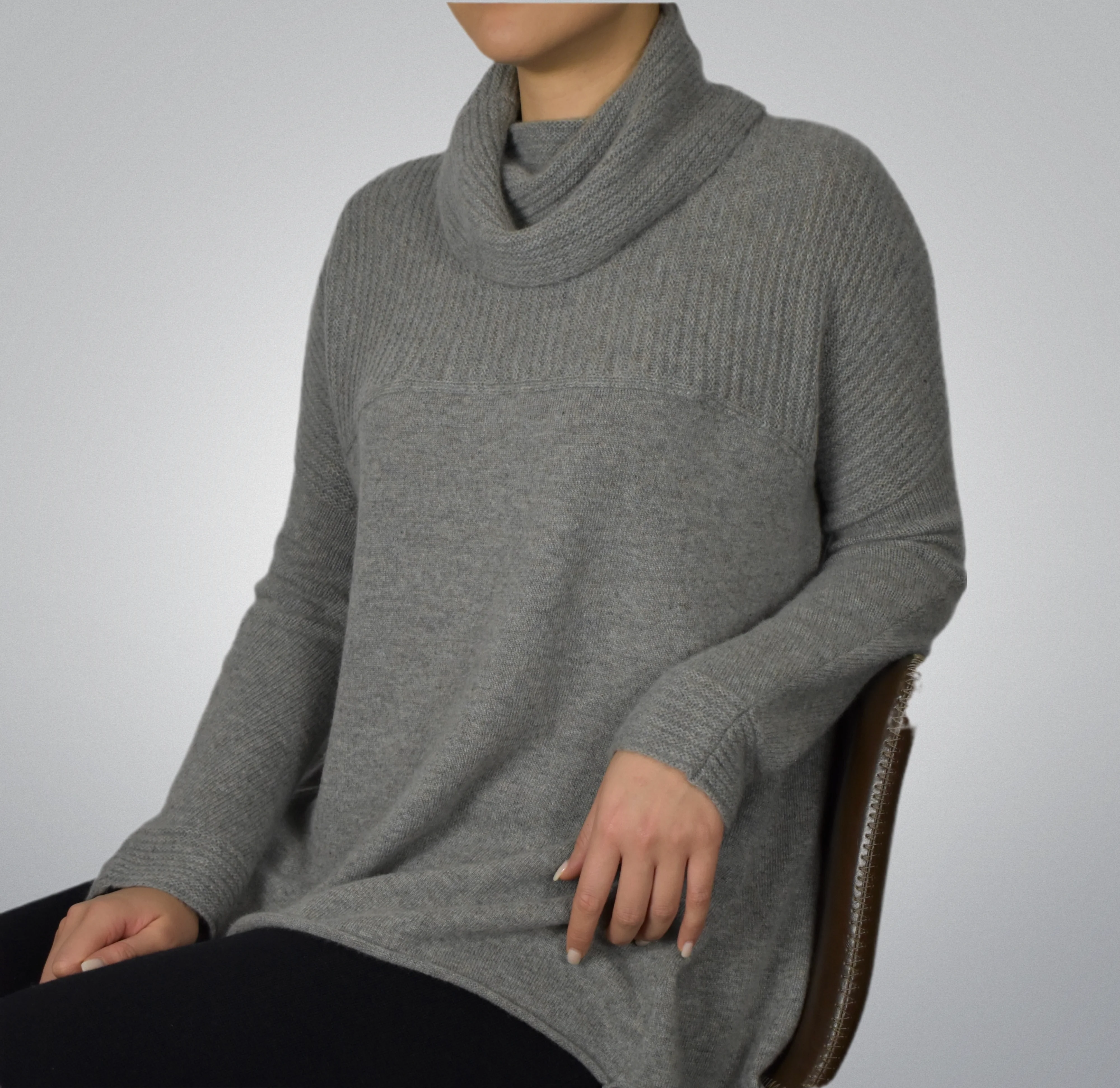 100% Cashmere Loose Fit Turtleneck - Image 3