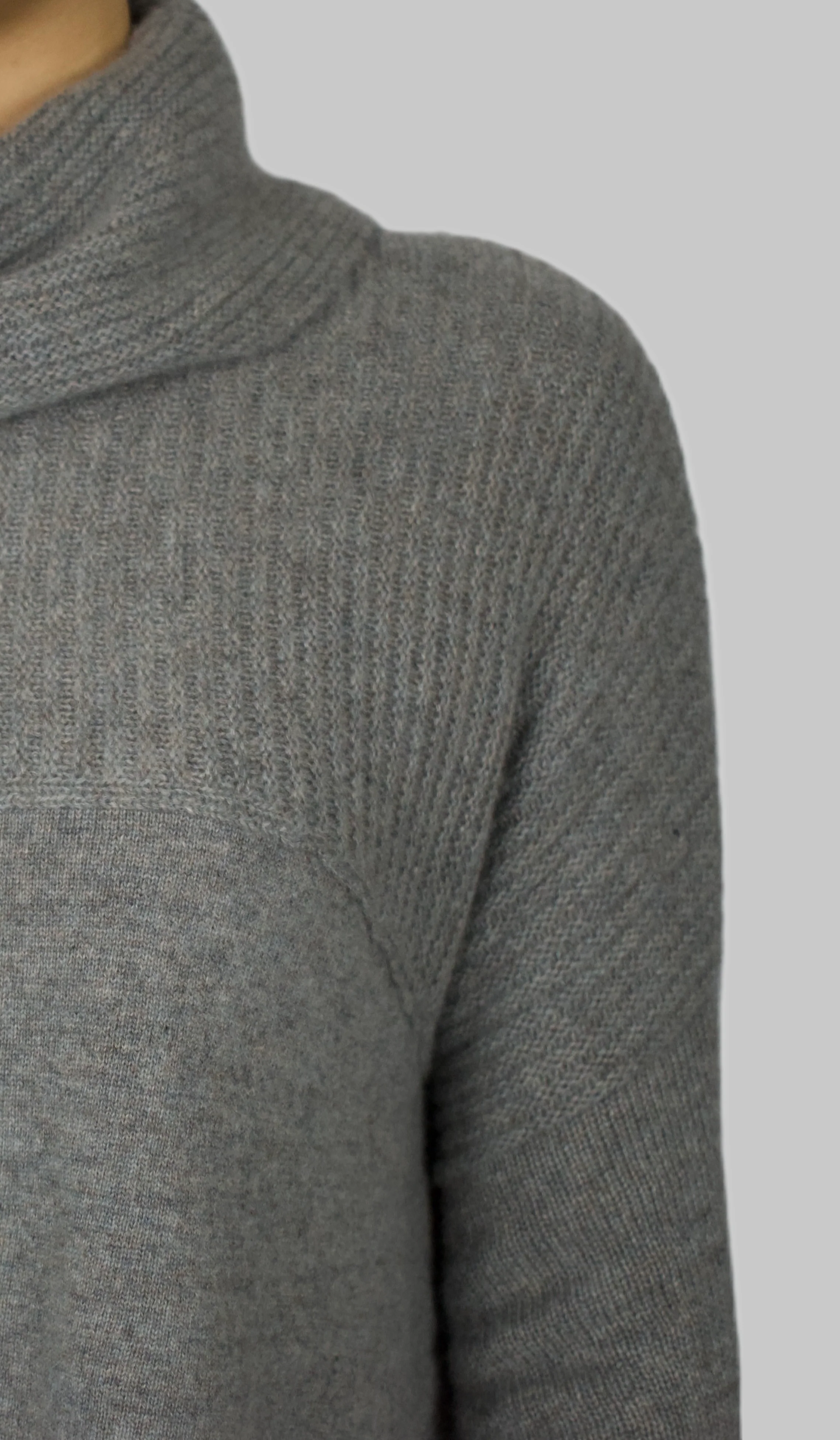 100% Cashmere Loose Fit Turtleneck - Image 4